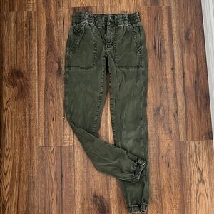 American Eagle Outfitters Olive Joggers
( 4 long ) ( fit as a medium )